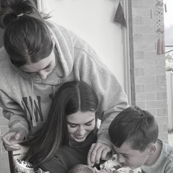 Meet your Posher, Daphne - Picture 1 of 1